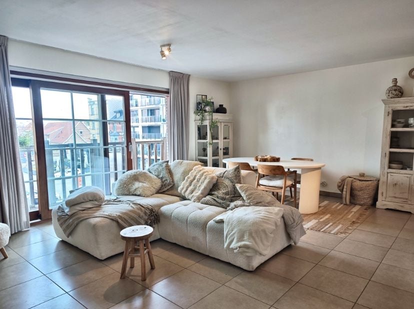 Cet appartement spacieux et lumineux dispose d'un balcon en façade ainsi que d'une terrasse accessible depuis les deux chambres. Sa construction récen