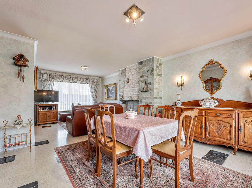 Kloeke woning met prachtig verzicht te koop in Moorsele!<br />
We betreden de woning via de inkomhal en komen terecht in de gezellige leefruimte met e