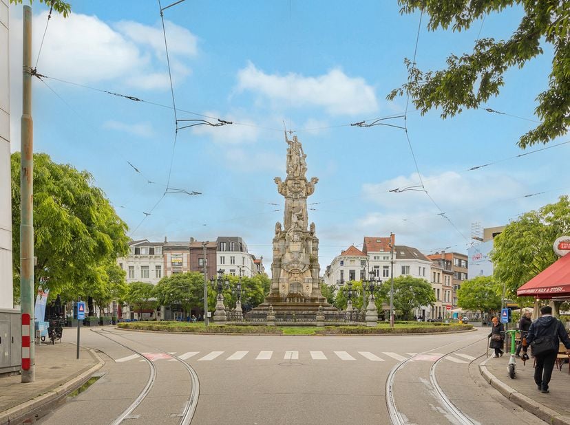 Située rue Tolstraat, une rue calme à proximité de la place animée Marnixplaats, cette propriété meublée à usage locatif comprend 4 logements, idéaux
