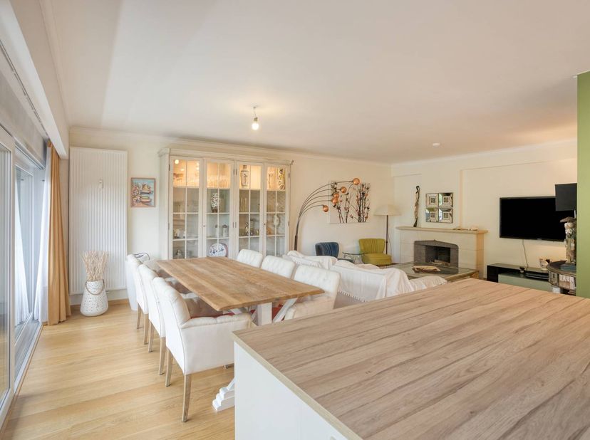 L'appartement situé sur la Nieuwelaan à Strombeek-Bever a la disposition suivante :<br />
<br />
- Hall d'entrée avec placards intégrés<br />
- Espace