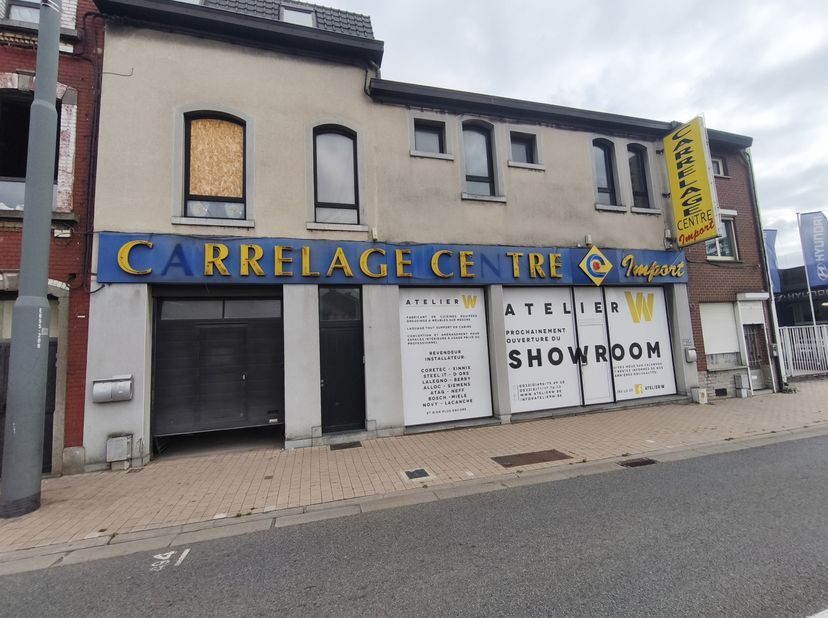 Dampremy - à vendre un ensemble immobilier polyvalent comprenant un showroom à rénover ainsi que deux logements<br />
Le showroom se compose d'un gara
