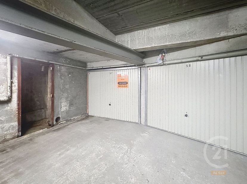 Afgesloten garagebox in het garagecomplex De Polders te Westende-Bad, op een gunstige ligging nabij het strand, de zeedijk en het centrum. Dankzij de
