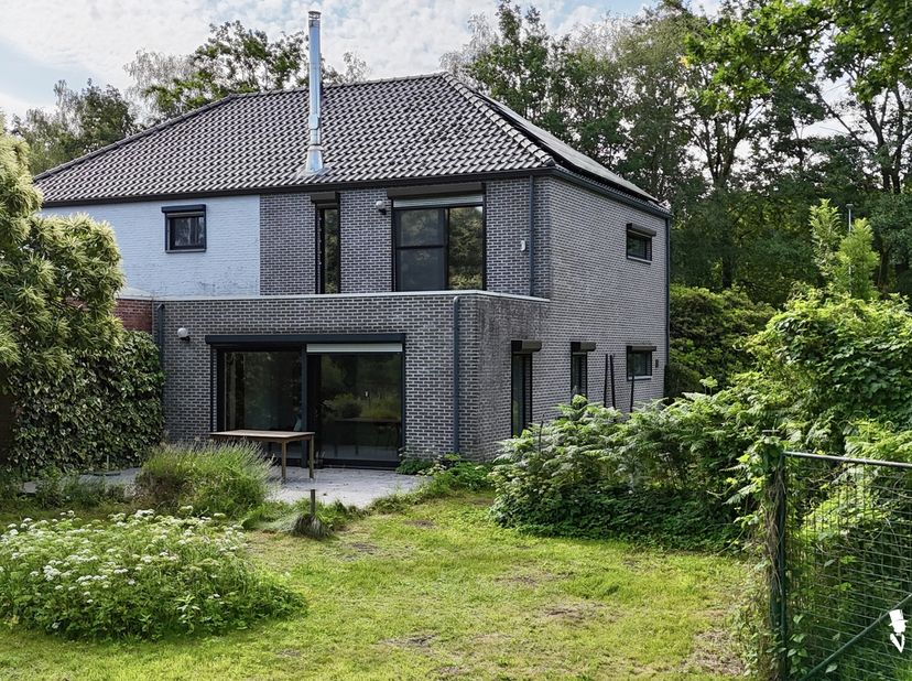 -Op een uniek, groot en bosrijk privédomein bevindt zich deze ruime en lichtrijke woning met een bewoonbaar oppervlakte van 280 m². Een unieke combina