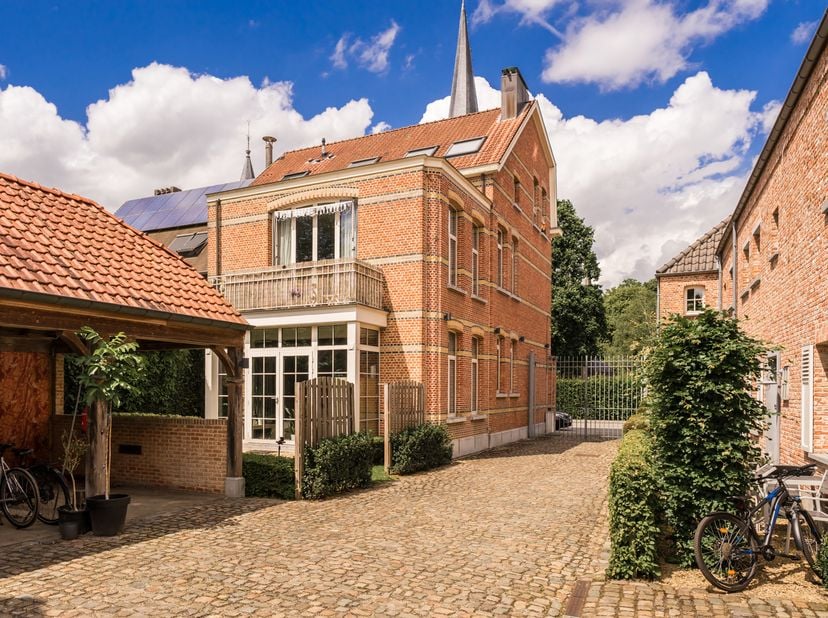 Quares - TREVI Groep presenteert :<br />
Opbrengsteigendom herenwoning bestaande uit 3 app + carport<br />
Deze herenwoning grenst aan de site 'Binnen