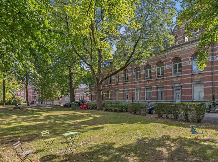 Dans le cadre exceptionnel et classé de l’Ancienne École Vétérinaire à Anderlecht, splendide loft de ±168 m² situé au 1er étage d’un bâtiment construi
