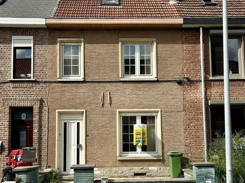 Op zoek naar een renovatieproject met potentieel op een uitstekende locatie? Deze rijwoning is gelegen in een rustige straat in Kessel-Lo, op korte af