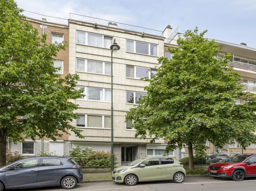 Situé dans un quartier central et recherché de Jette, cet appartement bien entretenu se trouve au quatrième étage d’une résidence avec ascenseur. Les