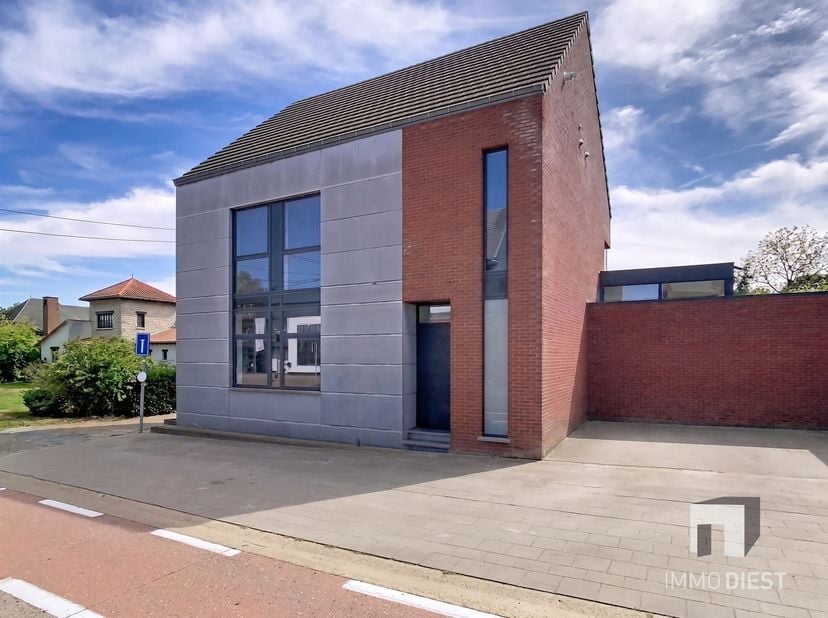 Licht, ruimte en comfort vormen de rode draad in deze mooie, moderne woning op een aangename locatie aan de rand van het centrum van Scherpenheuvel. <