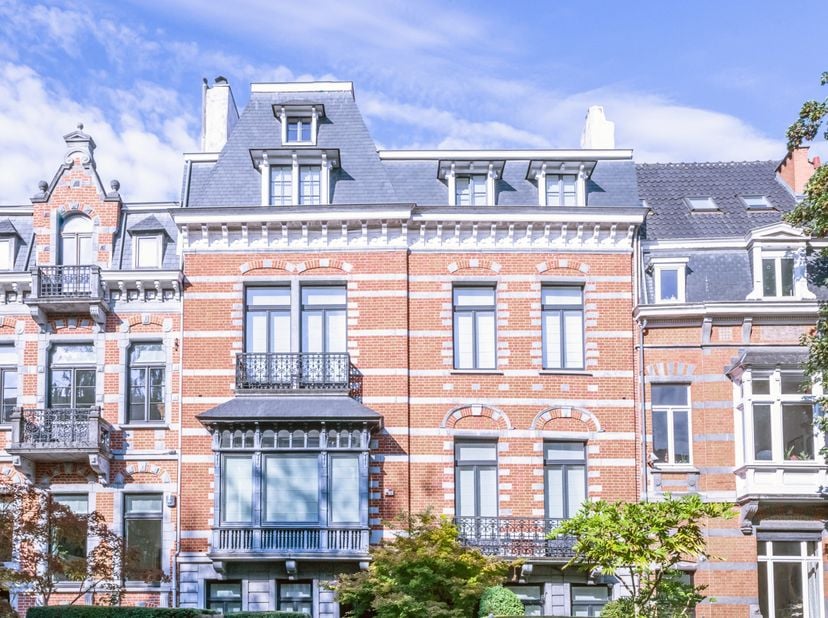 "Étangs d’Ixelles – Maison de caractère"<br />
Superbe demeure bourgeoise de style éclectique, datant de 1890 et classée au patrimoine architectural b
