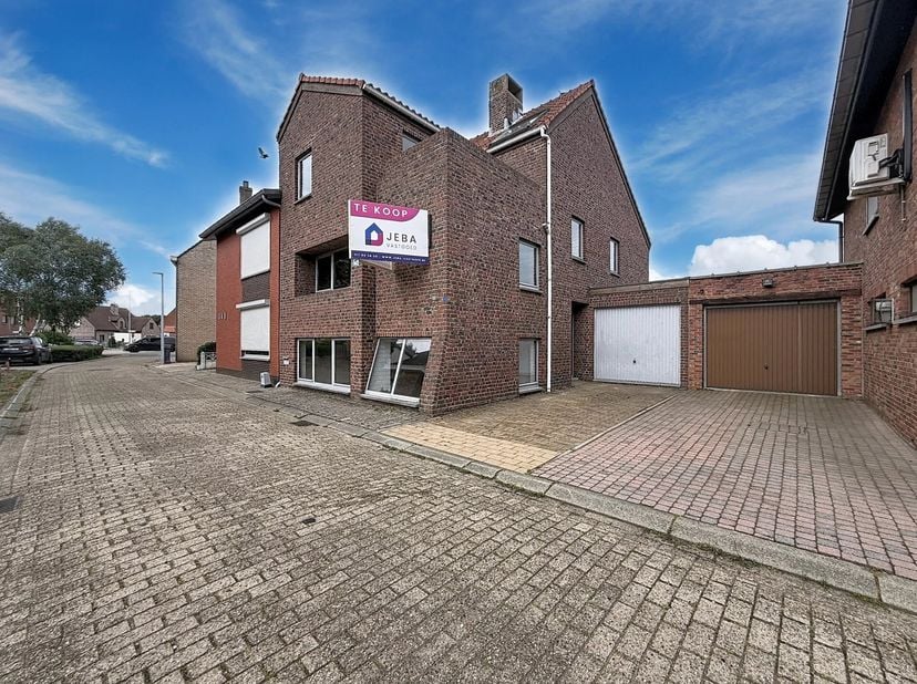Deze woning is gelegen in een zijstraatje te Mol-Ginderbuiten. Ideaal gelegen tov lokale handelaars alsook tov de ring richting Lommel en Geel.<br />