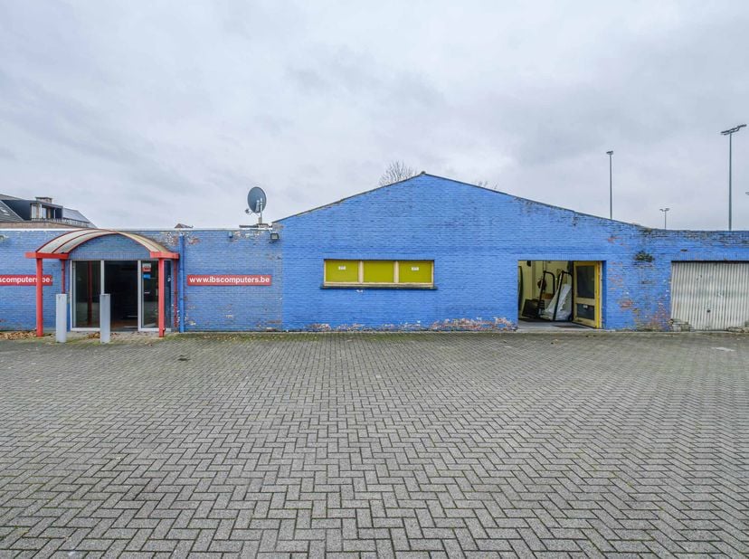 En kantoor.<br />
Gelegen op een perceel grond van 2327 m². <br />
Het gebouw is ongeveer 380m². <br />
Voorzien van sanitair, burelen en een toonzaal