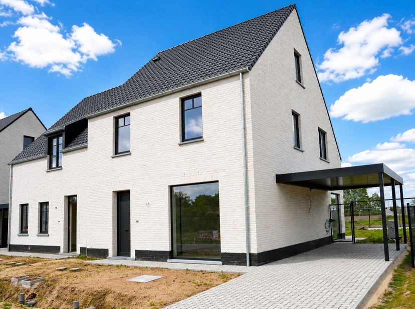 In een rustige en aantrekkelijke nieuwe verkaveling verrijst deze charmante nieuwbouwwoning in tijdloze pastoriestijl. Een ideale combinatie van karak
