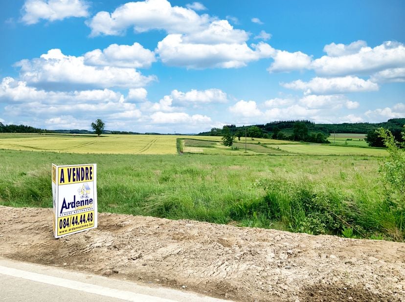 Beau terrain en plein campagne avec permis de bâtir inclus pour construction de 3 maisons (2 maisons 3 façades et 1 maison 4 façades)