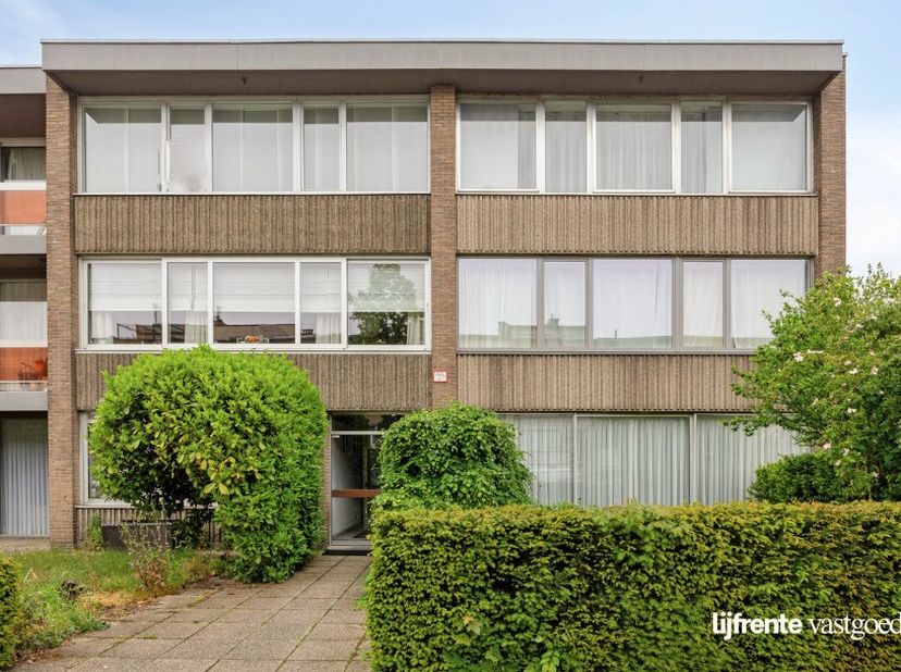 Het betreft een aankoop met een levenslang huurcontract, waarbij de verkopers (een man en een vrouw) de huurders worden en een maandelijkse huur betal