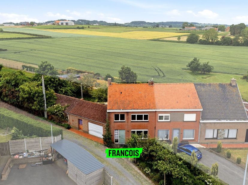 Ben je op zoek naar een woning te koop met tal van mogelijkheden? Deze halfopen bebouwing langs de Clyttesteenweg, net buiten de dorpskern van Reninge