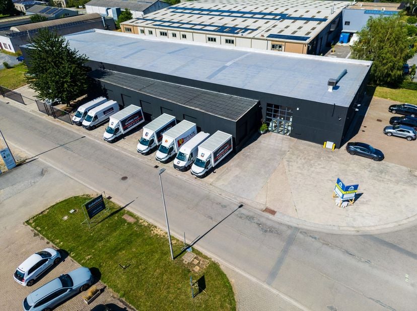 MIXTE LOGISTIQUE &amp;amp; ADMINISTRATIF DANS UN HUB ÉCONOMIQUE MAJEUR<br />
--&amp;gt; Entrepôt : 1300 m² + 200 m² mezzanine<br />
--&amp;gt; Bureaux : 250 m²<br