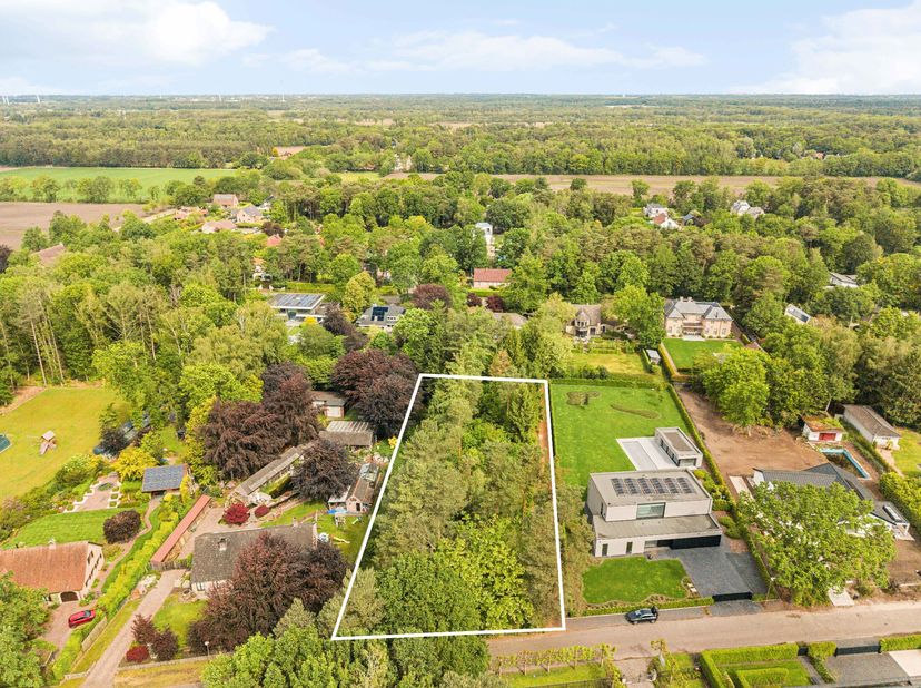 Bent u op zoek naar rust, privacy en de unieke sfeer van wonen in het groen?<br />
Dit uitzonderlijk grote, bosrijke perceel van 3.219 m² ligt op een