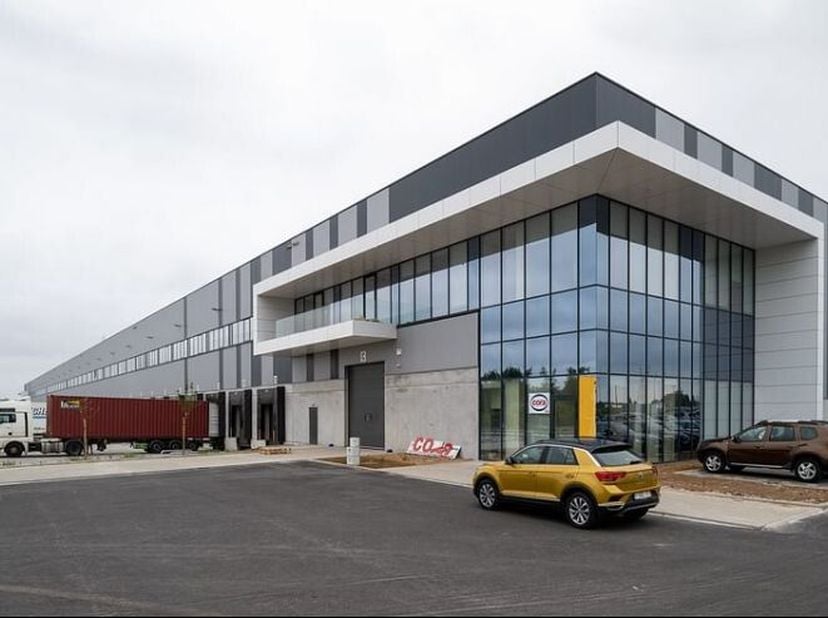 Magazijnunitsgecombineerd met kantoorruimtes en mezzanine-oppervlaktes te huurgelegen aan de Rue du Capliône in Heppignies. Het gebouw bevindt zich na