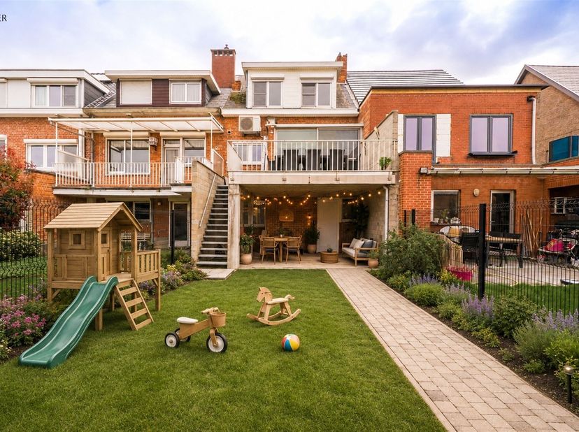 Deze verzorgde bel-etagewoning combineert ruimte, comfort en een praktische indeling op een uitstekende locatie.<br />
Op het gelijkvloers bevindt zi