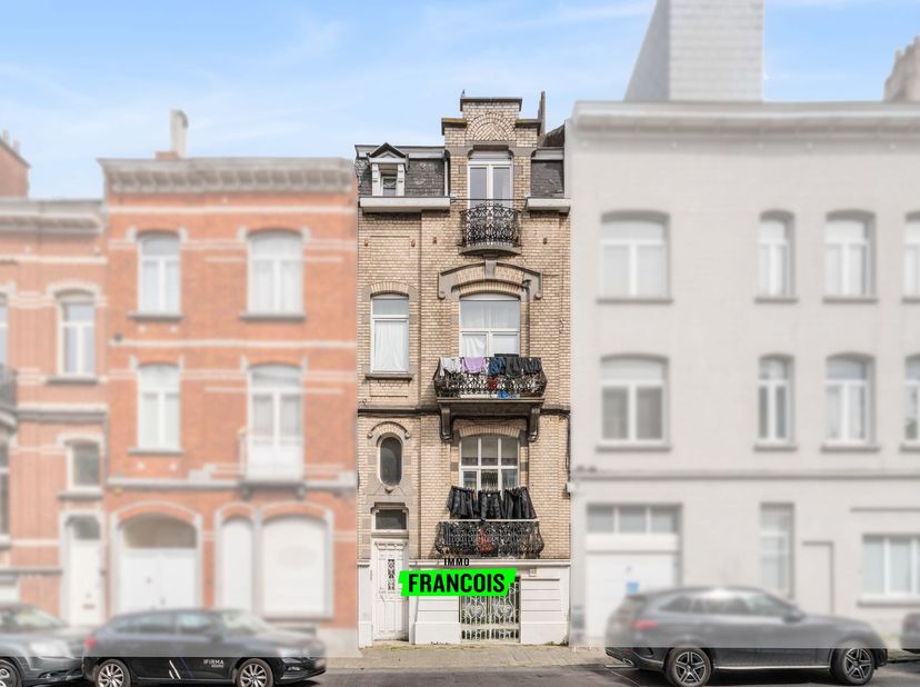 Ontdek deze karaktervolle meergezinswoning, gelegen op een perceel van 130 m² in Schaarbeek, met een bewoonbare oppervlakte van ca. 225 m². De woning,