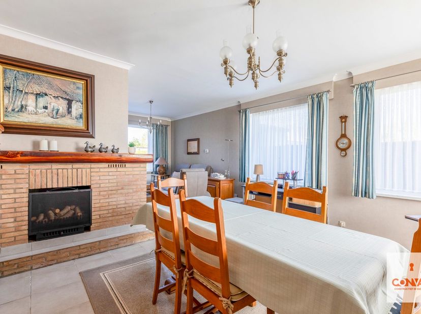 Deze verrassend ruime woning met&amp;nbsp;vier slaapkamers&amp;nbsp;bevindt zich in een groene omgeving te Drongen.<br />
<br />
Via de inkomhal begeeft u zic