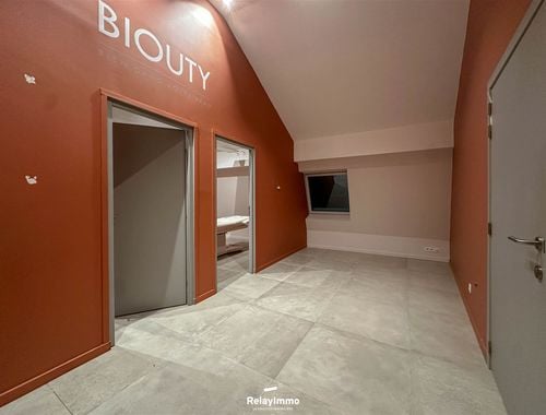                                         Bureaux à louer à Tournai, € 700
