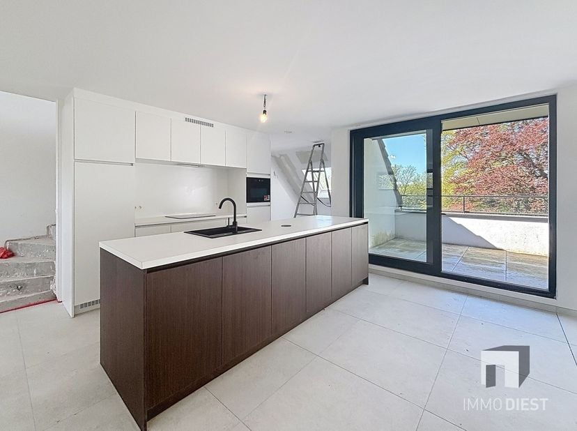 KOOP DEZE PENTHOUSE AAN 6% BTW!!<br />
<br />
Penthouse 2.1 heeft een oppervlakte van 189m², is bereikbaar met een lift en bevindt zich op de 2de ve