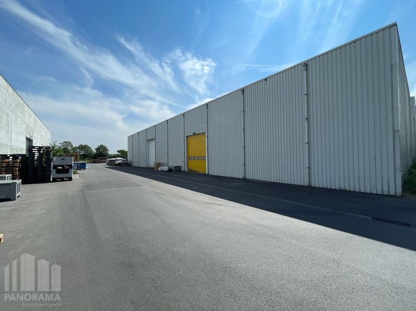 Deze functionele magazijnruimte met een oppervlakte van 530 m² is uitstekend gelegen in de industriezone Pathoekeweg.<br />
<br />
De loods beschikt o