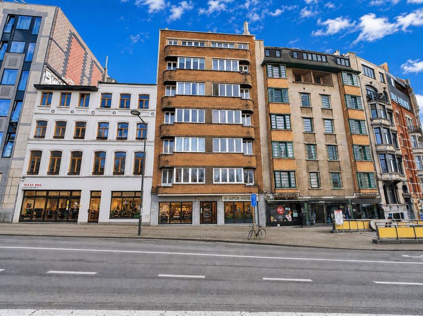 SAINT-GILLES – WINKEL van 48 m², ideaal gelegen tussen het Parvis en de Porte de Hal, met een uitstekende zichtbaarheid dankzij een etalage van 3,7 m