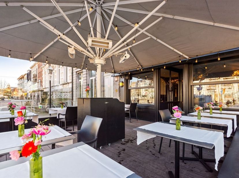 Gelegen op een absolute toplocatie in het hart van Beveren-Waas, bevindt dit commercieel pand zich rechtstreeks aan de levendige Grote Markt met maxim