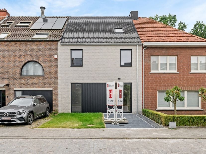 Deze BEN nieuwbouwwoning is gelegen op een rustige locatie te Turnhout. Vlakbij het centrum en op wandelafstand van winkels, school en openbaar vervoe