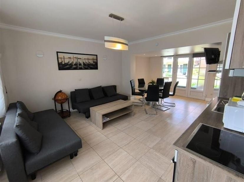 Gelegen in de groene oase van Park Atlantis in De Haan, vindt u dit ruim 2 slaapkamer appartement met zonnig terras. <br />
<br />
Het appartement i