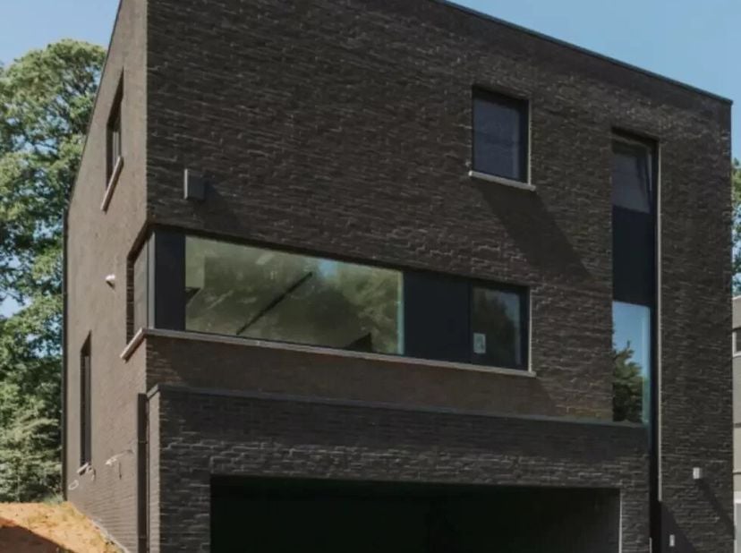 Mooie bouwgrond voor een woning in halfopen bebouwing met een oppervlakte van 4a 62ca. De bouwgrond is ideaal gelegen in een rustige omgeving en de tu