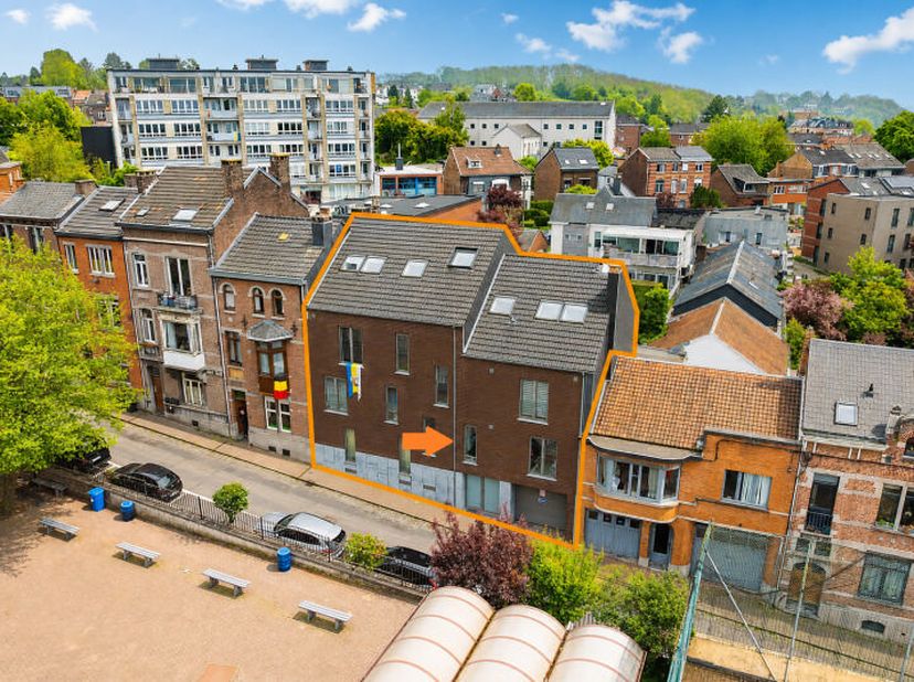 Superbe appartement (+/- 82m² daprès PEB) 2 chambres avec terrasse et parking couvert au centre de Visé et proches des commerces. Il se compose comme