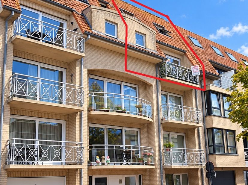 Droomt u van comfortabel wonen aan de Belgische kust? Dan is dit verzorgde duplexappartement in het hart van Bredene Duinen op de 3de en 4de verdiepin