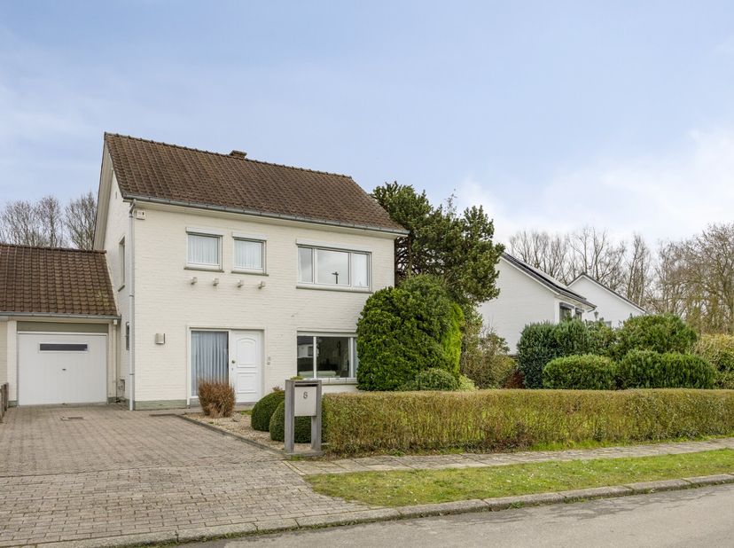 Deze goed onderhouden halfopen eengezinswoning op een perceel van 6a98 is gelegen in een rustige autoluwe straat en combineert comfort, ruimte en een