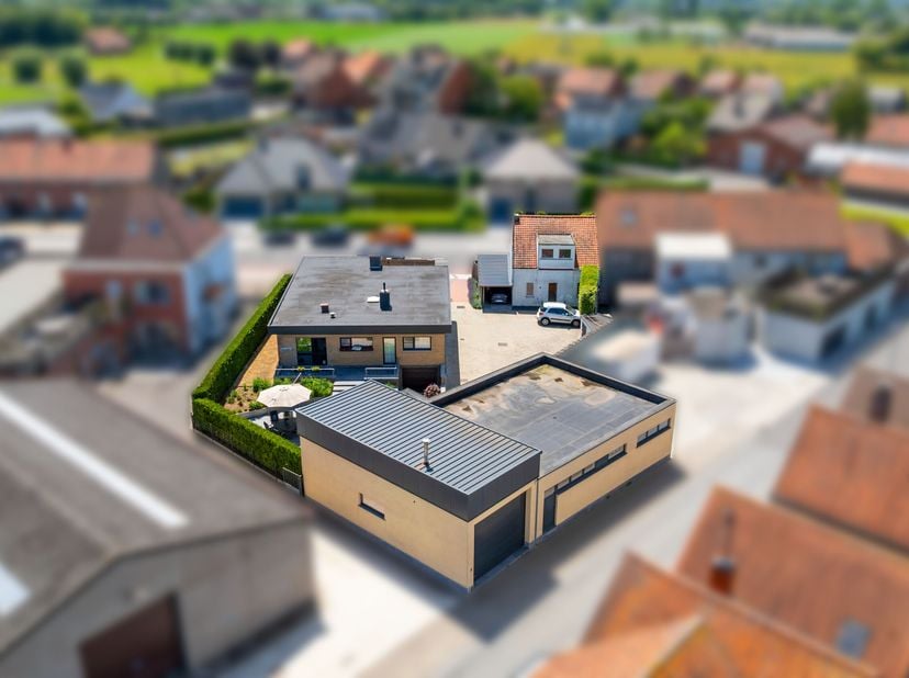 Unieke eigendom met 3 afzonderlijke entiteiten en tal van mogelijkheden, zeer commercieel gelegen.<br />
Bent u op zoek naar een eigendom met woon- en