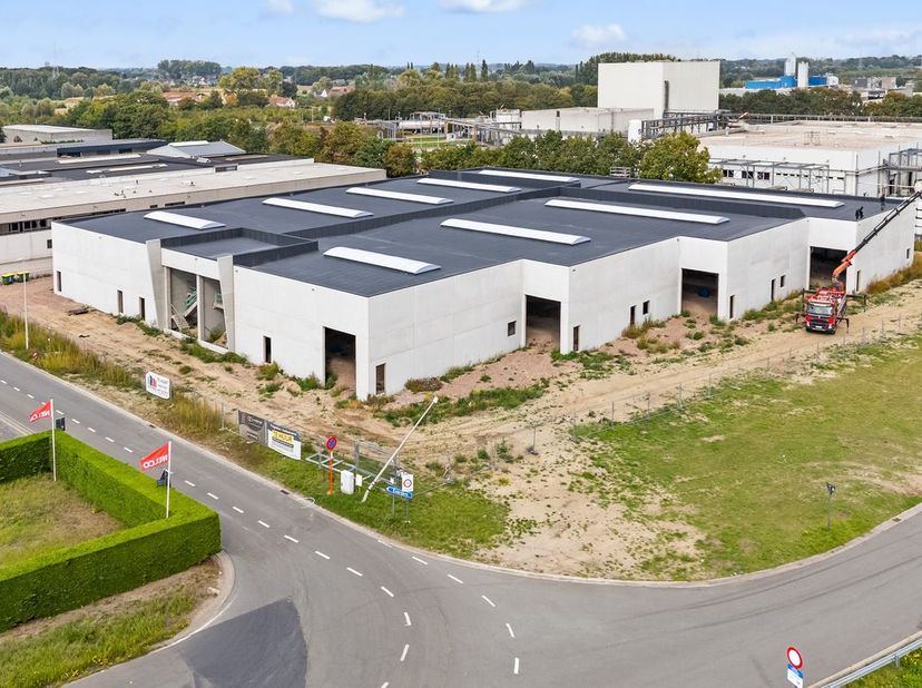 Op een strategische locatie in Evergem bevindt zich dit gloednieuwe bedrijfsgebouw met een totale oppervlakte van 1.636 m². De volledige opslagruimte