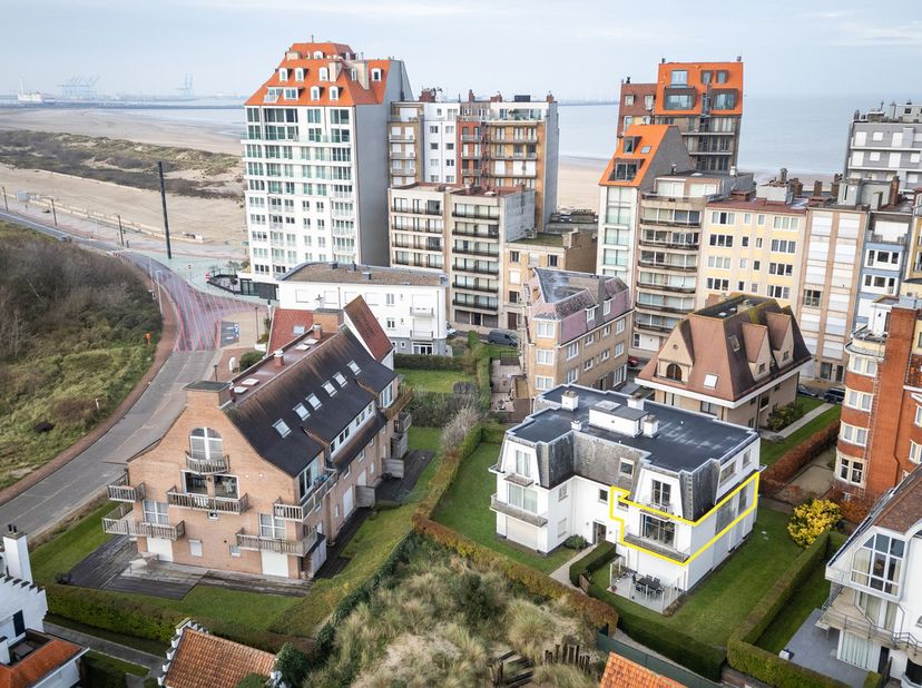 Dit hoekappartement is gelegen in een kleinschalige residentie op wandelafstand van het strand en bestaat uit:&amp;nbsp;<br />
<br />
Inkomhal met gastent