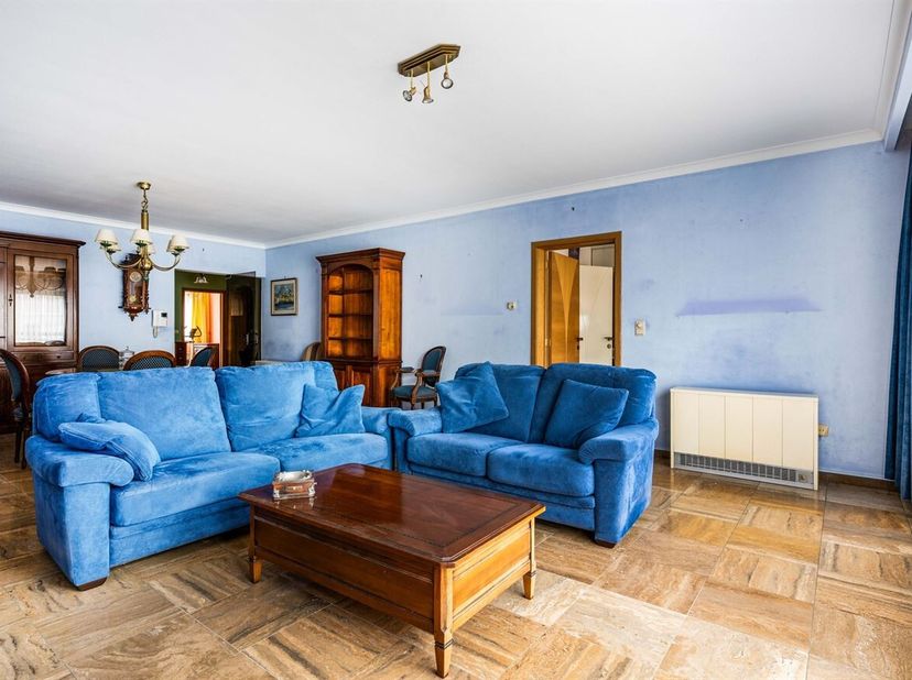 Ligging<br />
Dit ruime appartement bevindt zich op de eerste verdieping van een goed onderhouden gebouw aan de Dascottelei in Deurne. Dankzij de cent