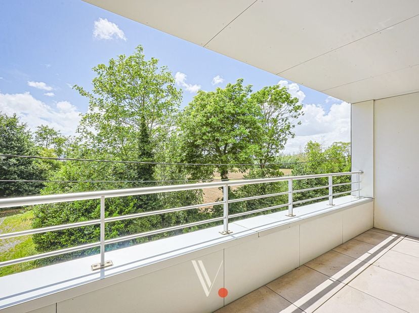 Ben je op zoek naar ruimte, rust en modern wooncomfort? Dit uitstekend onderhouden, recente appartement combineert het beste van twee werelden: een ru