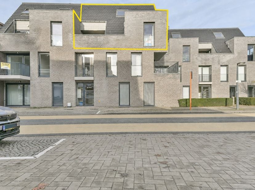 Ruim duplex appartement te huur in het centrum van Oudenburg. Dit appartement bevat een lichtrijke leefruimte, ingerichte keuken met open eetplaats, w