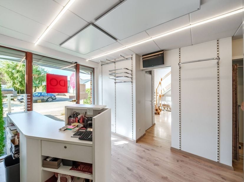 Kantoor met woning te koop in Roeselare. Dit veelzijdige pand is ideaal voor wie op zoek is naar representatief bedrijfsvastgoed gecombineerd met een