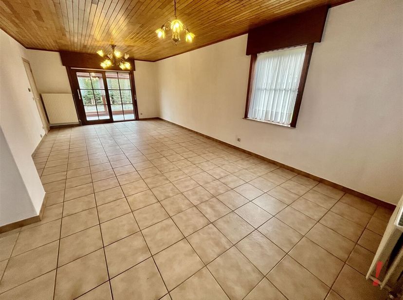 Alleenstaande villa in Uitkerke op een heel mooie residentiële ligging. Dit pand omvat een inkomhal met gastentoilet, lichtrijke woonkamer, aparte ing