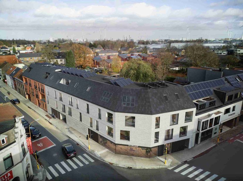 LOCATIE<br />
Dit handelspand/kantoor is gelegen in het project “Zuidhoek”, in het centrum van Wondelgem, op Vierweegsestraat 1-3. Wondelgem is een de
