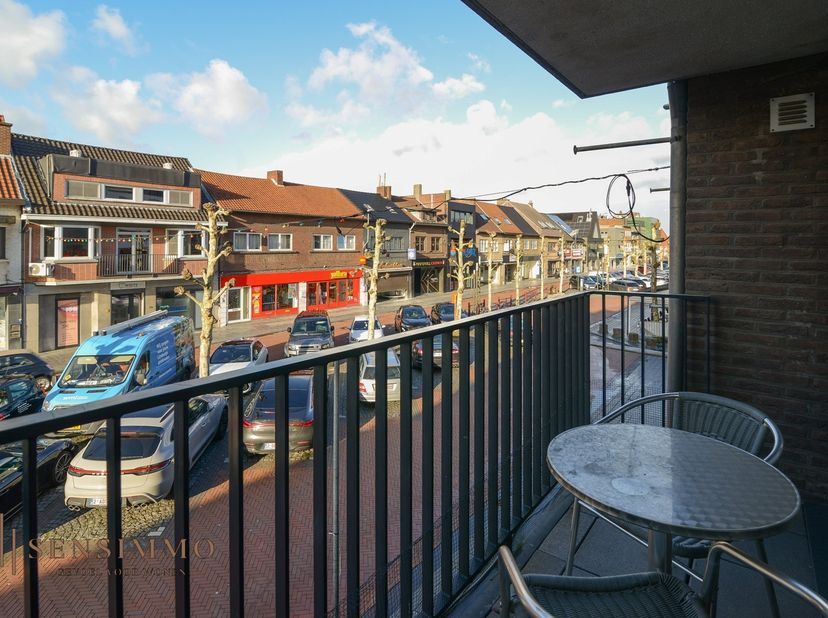 Op een toplocatie in het centrum van Eisden, aan de levendige Pauwengraaf 51, vinden we dit instapklare en energiezuinige appartement met 2 slaapkamer