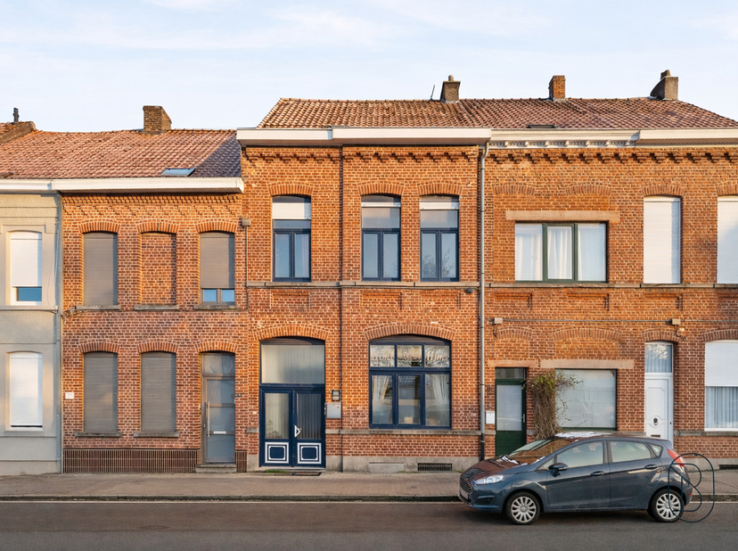 Maison unique et spacieuse de caractère, entièrement rénovée à partir d'une ancienne imprimerie, avec 5 chambres, 3 salles de bains et un appartement