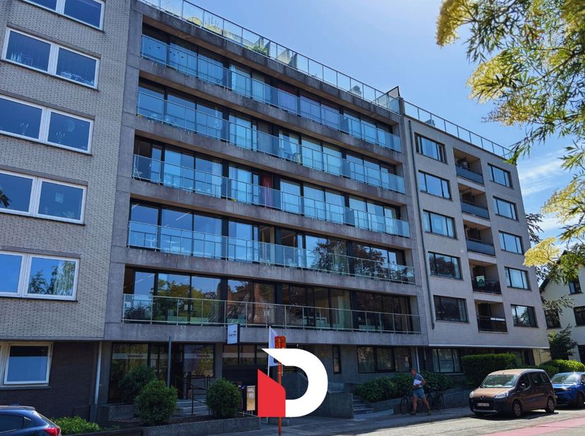 Verzorgd appartement met 3 slaapkamers op een uitstekende ligging nabij het centrum van Brugge. Dit ruime appartement werd recent opgefrist en biedt e