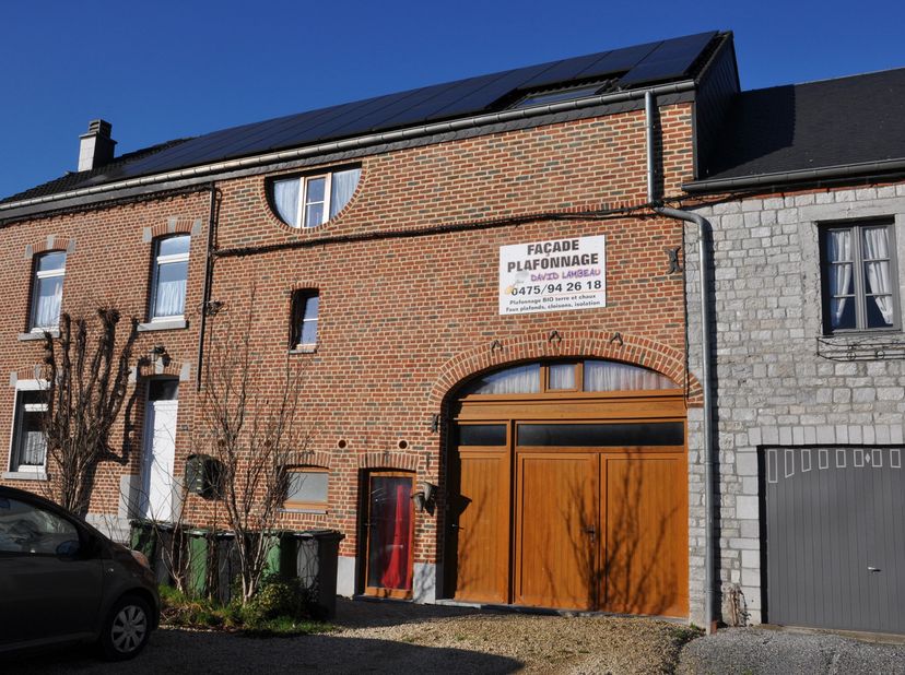 Spacieux appartement en triplex offrant de beaux espaces de vie.<br />
L’appartement bénéficie de tout le confort moderne et se trouve en bon état. <b