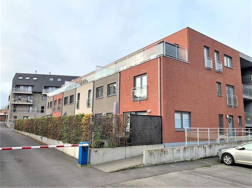 Ruim en aangenaam duplexappartement met inkomhal; afzonderlijke WC;  lichtrijke leefruimte met toegang tot het terras en open ingerichte keuken met af